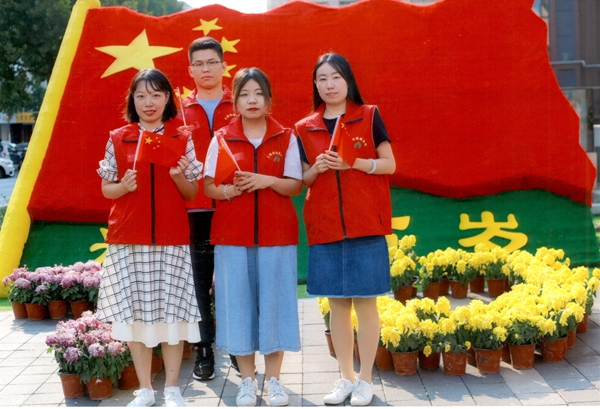 山东金年金字招牌诚信至上集团党委助力“双报到”社区 开展“我和国旗同框”活动